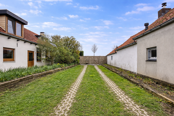 Rustieke oprit met houten poort.png